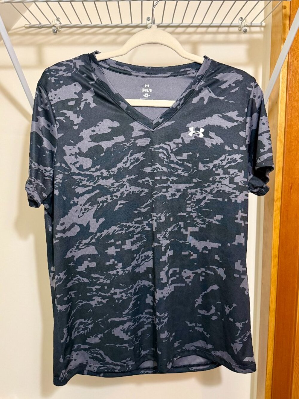 Under Armour Camo V-Neck Shirt L Gray Digital Camouflage Loose Fit Athletic Tee